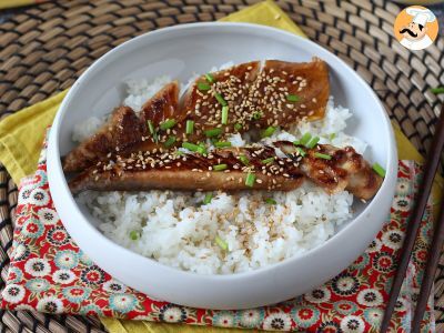 Peixe cavala marinado com shoyu (molho de soja) e mel