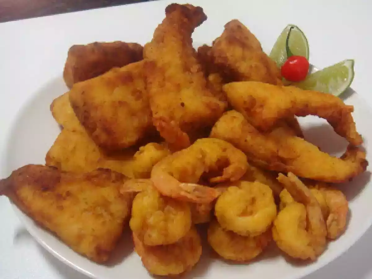 Peixe e camarões fritos