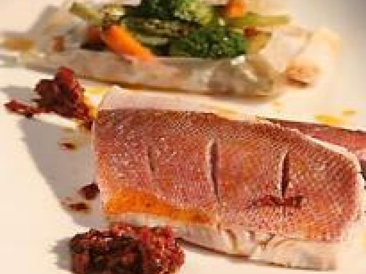 Peixe em crosta de sal grosso com legumes ao cartoccio