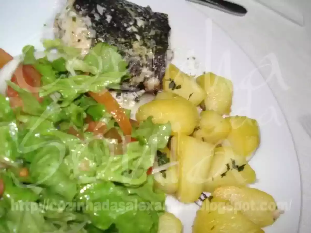 PEIXE ESPADA PRETO E LOMBO DE SALMÃO NO FORNO, ACOMPANHADOS DE BATATA ENSALSADA