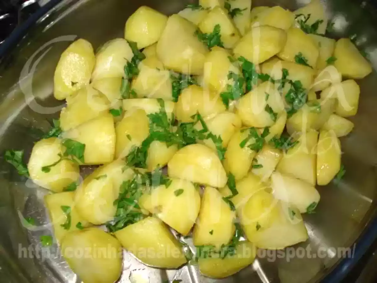 PEIXE ESPADA PRETO E LOMBO DE SALMÃO NO FORNO, ACOMPANHADOS DE BATATA ENSALSADA - foto 3