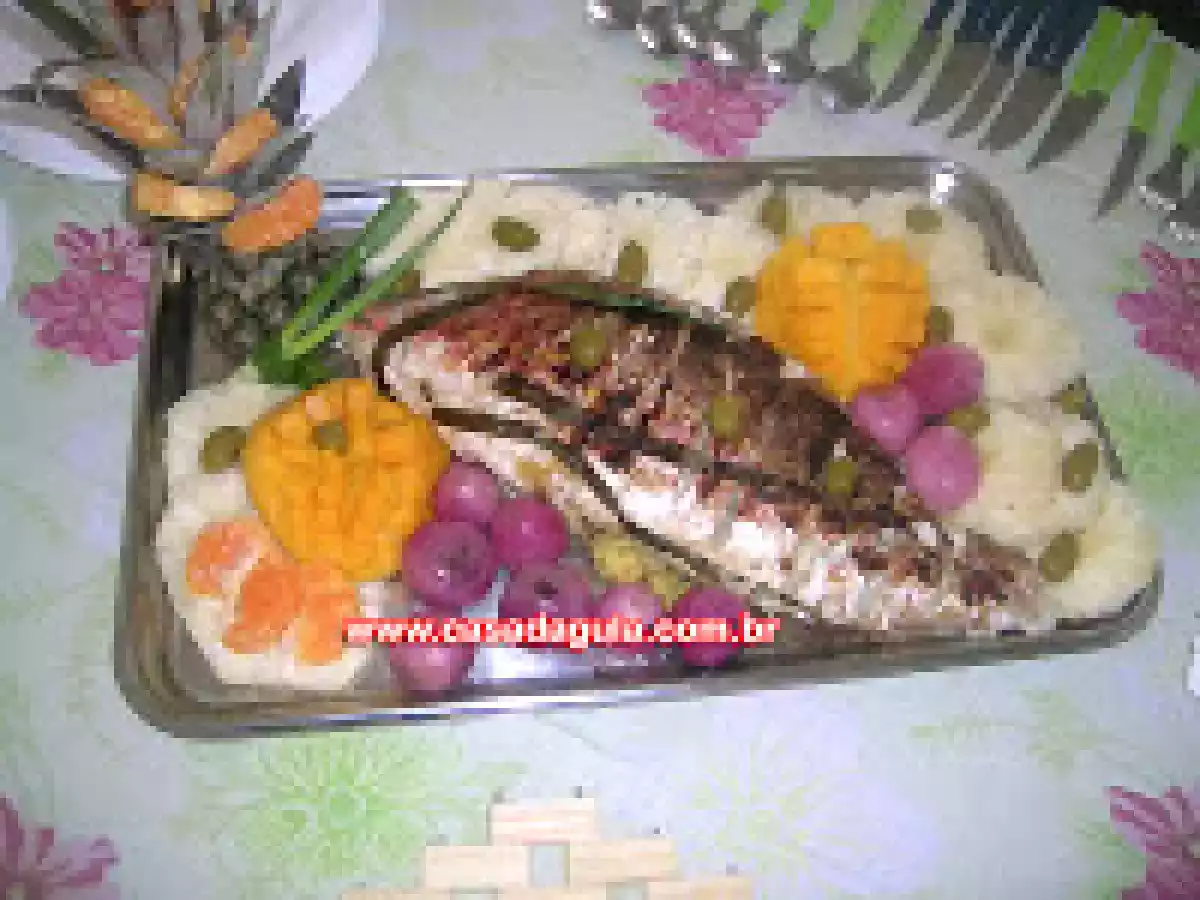 Peixe grelhado e recheado com farofa