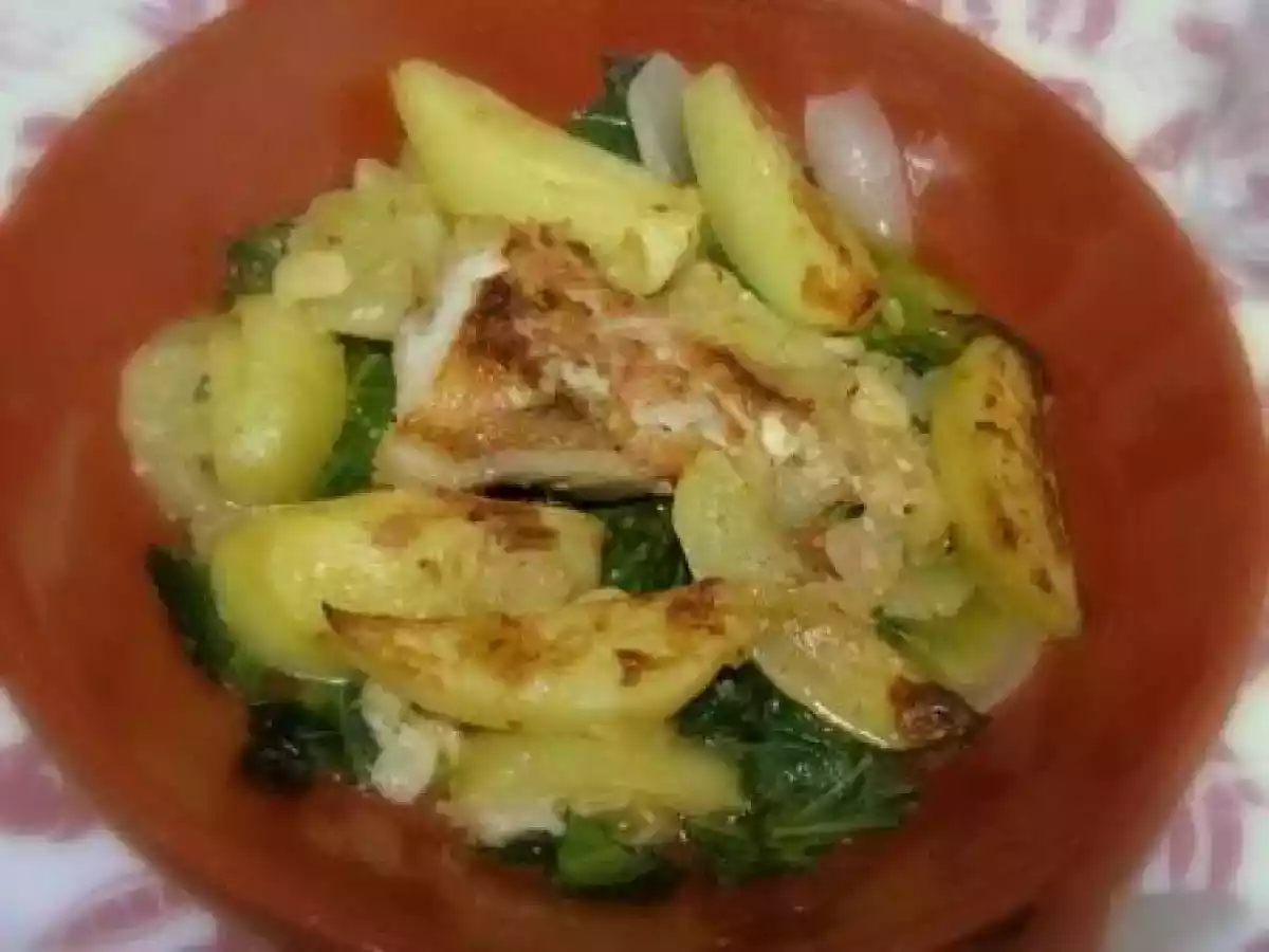 Peixe vermelho assado em cama de legumes