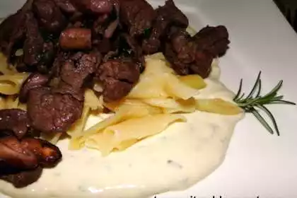 Pene ao gorgonzola com filé e shitake