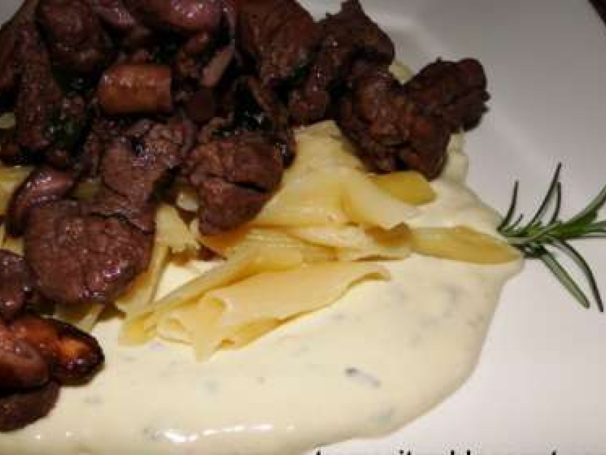 Pene ao gorgonzola com filé e shitake