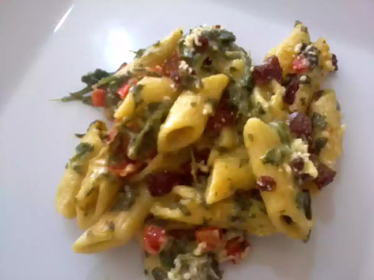Penne ao Forno com Bacon, Espinafre e Pimentão Vermelho