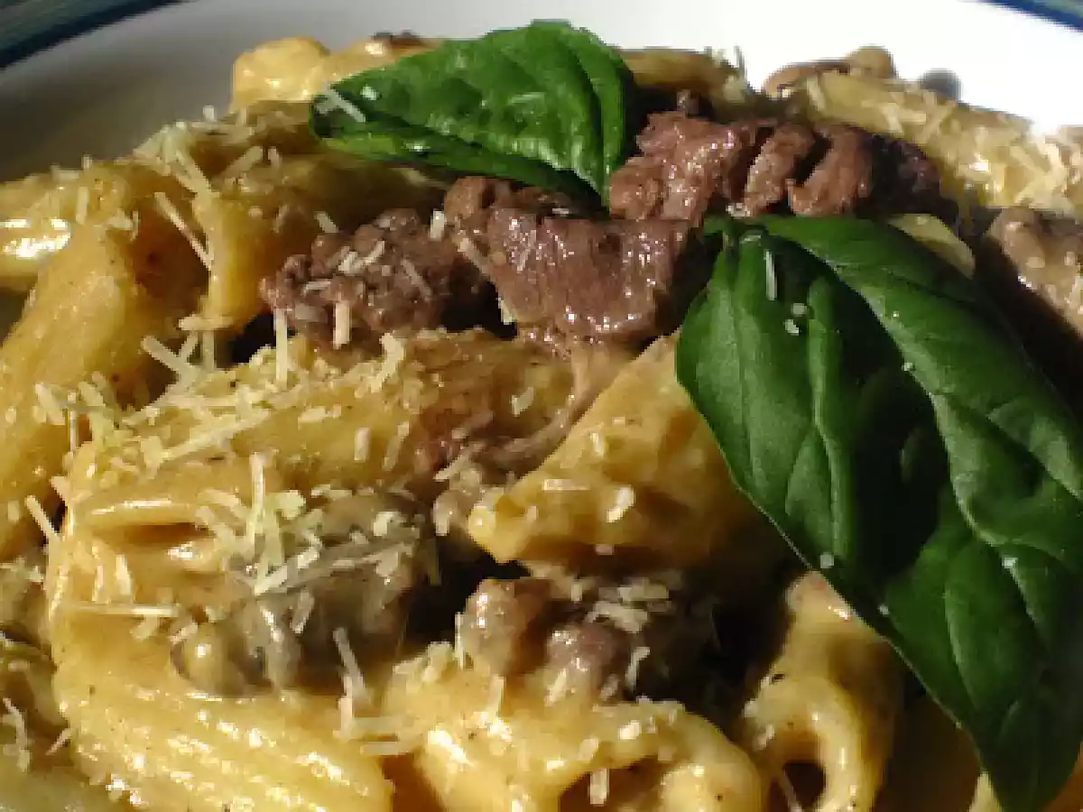Penne ao molho cremoso de curry, filé e passas