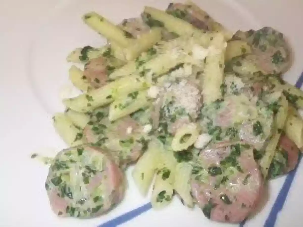 Penne de espinafres e salsicha