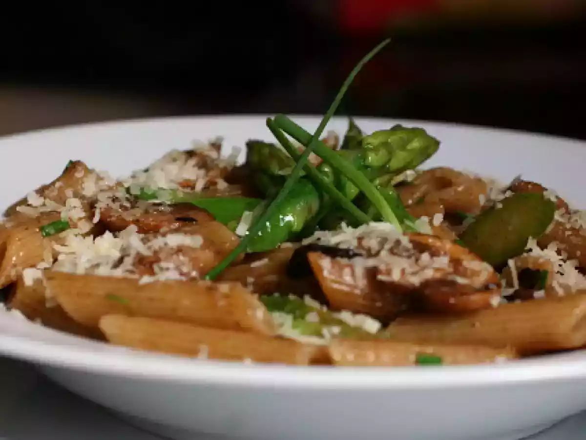 Penne Integral com Alho Negro, Aspargos e Champignon de Paris - foto 2