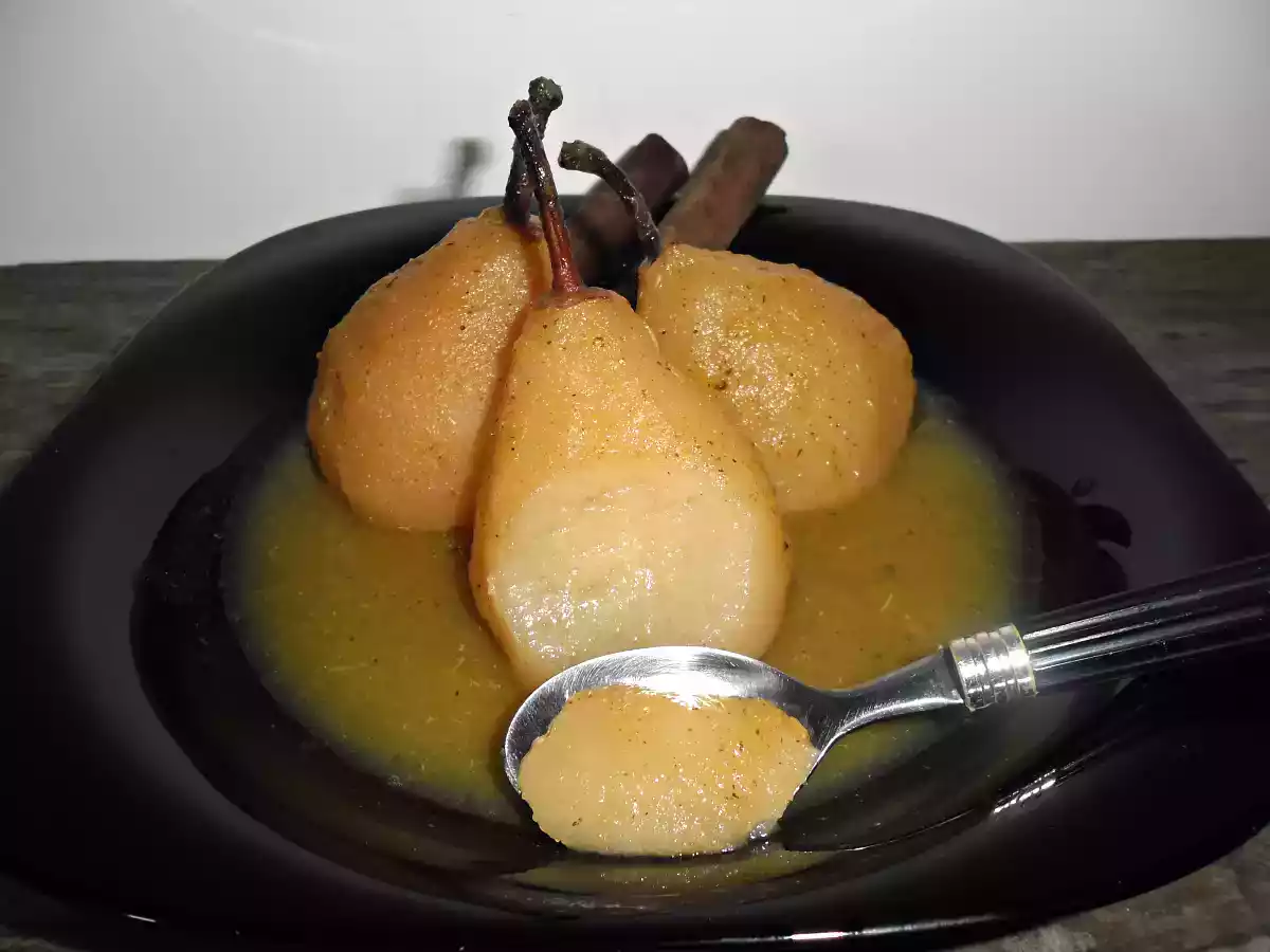 Pêras em chá e especiarias