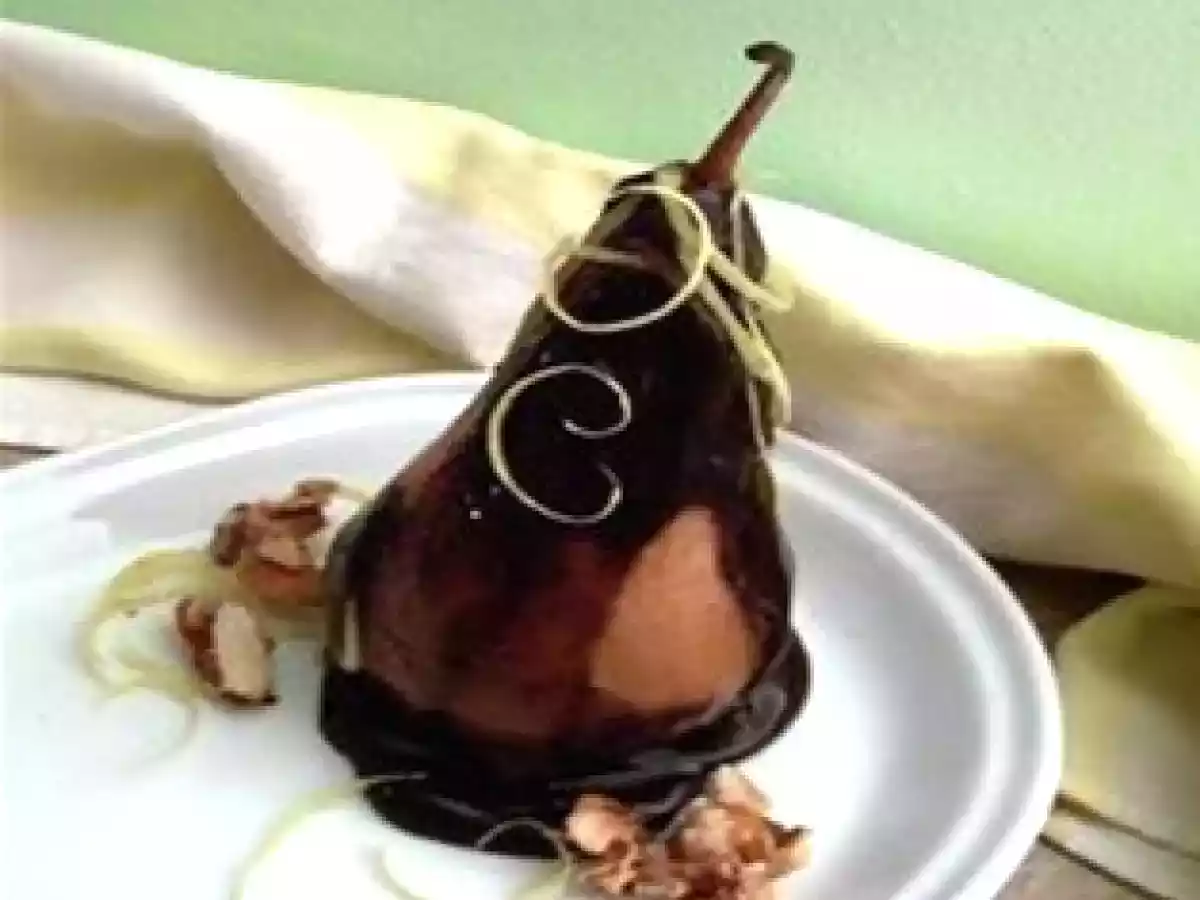 Peras no molho de chocolate
