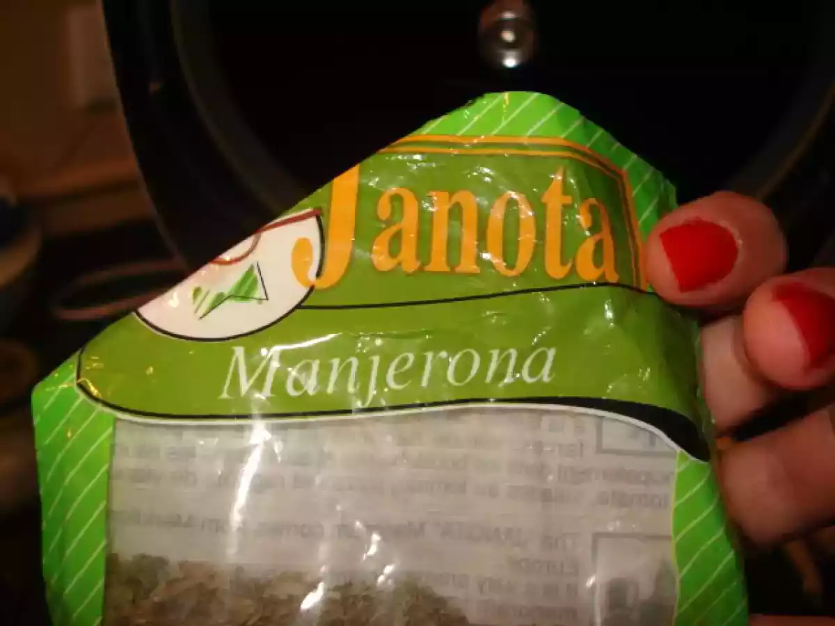 PERCA ESTUFADA E AROMATIZADA DE MANGERONA, ACOMPANHADA D ARROZ BRANCO...