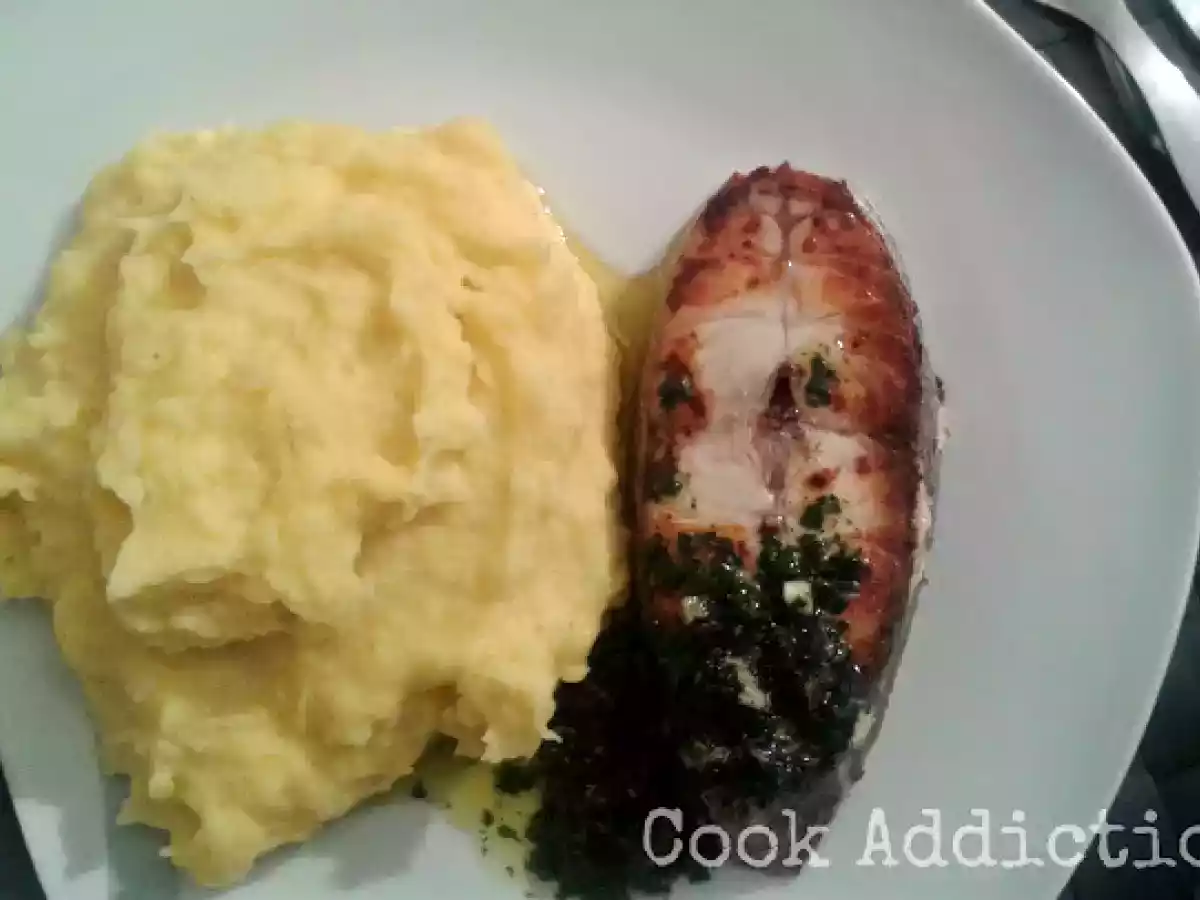 Perca grelhada com molho de coentro & puré de batata e rabano