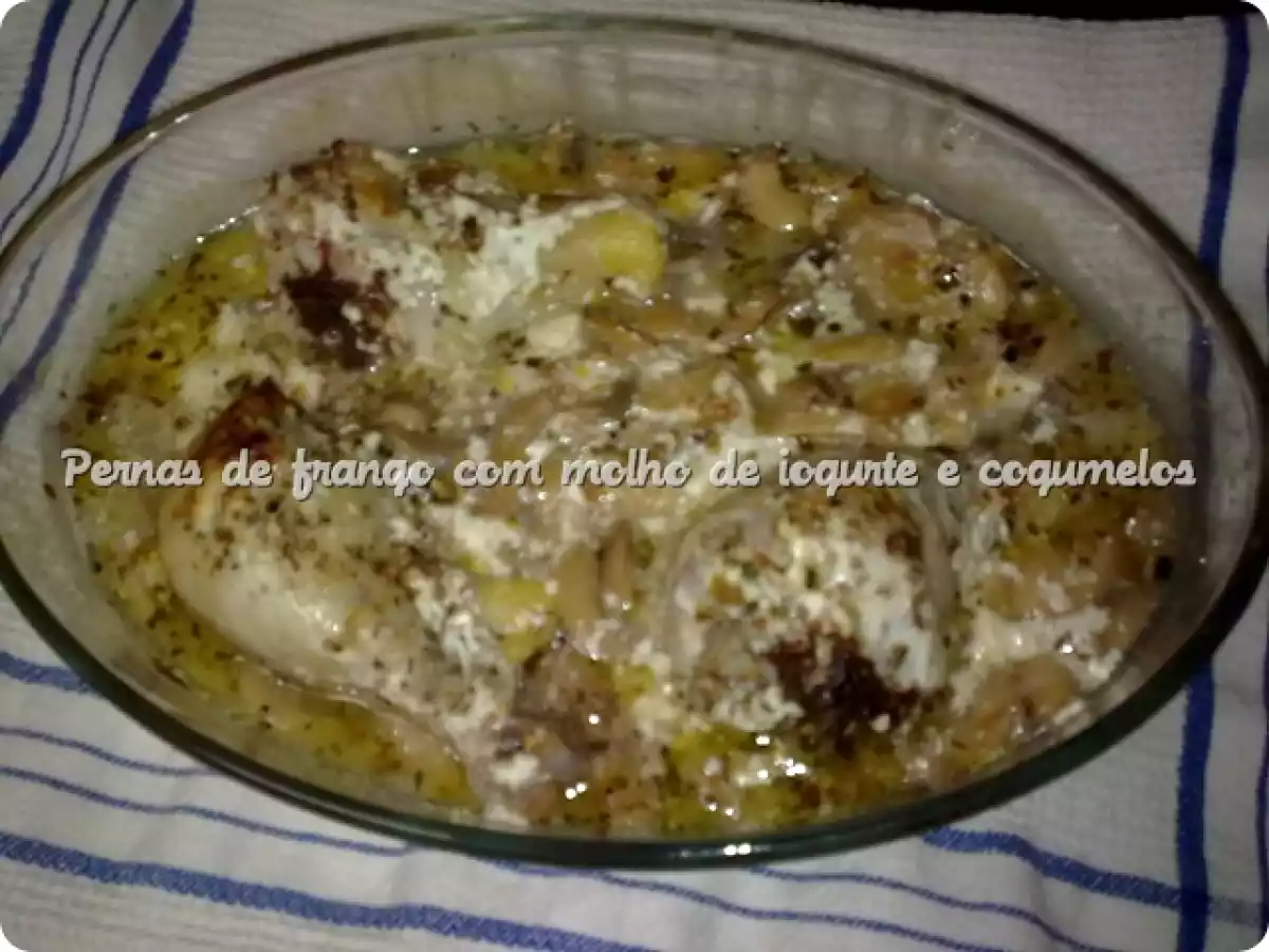 Pernas de frango com molho de iogurte e cogumelos