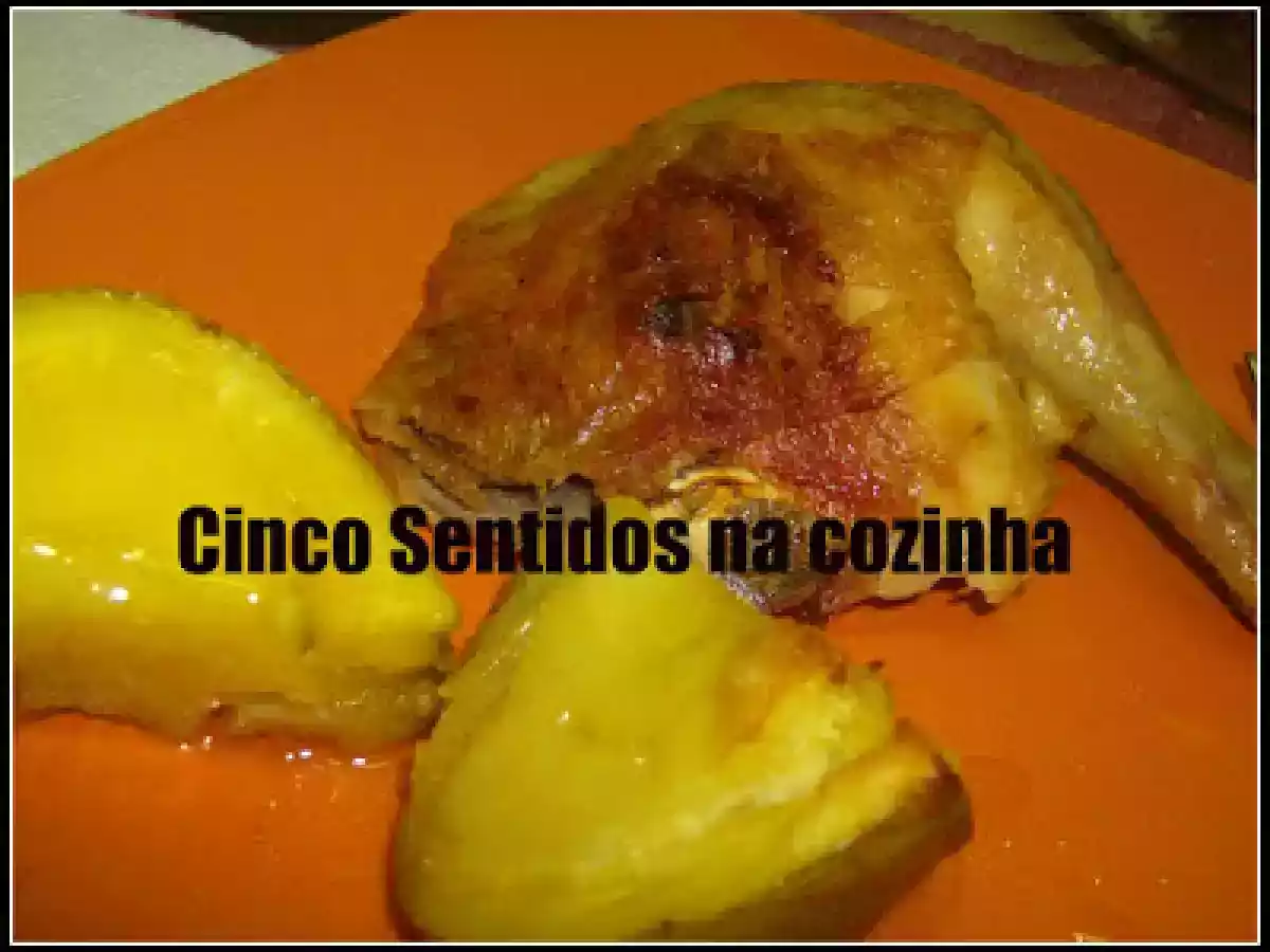 Pernas de frango coradas em azeite e alecrim