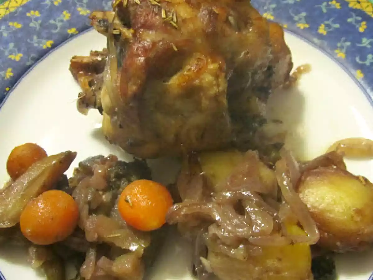 Pernil assado com cebola e alecrim