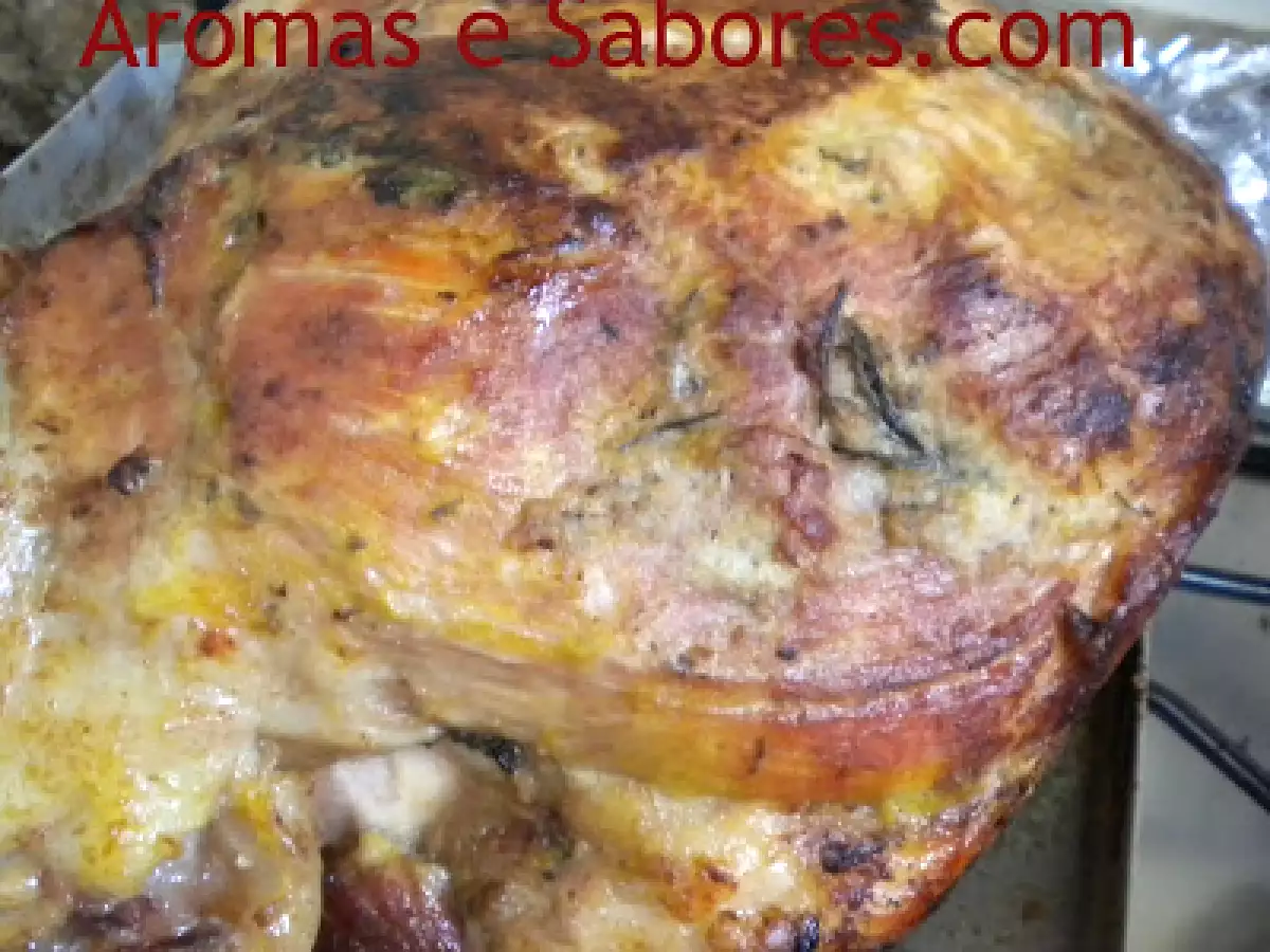 Pernil assado com molho de abacaxi
