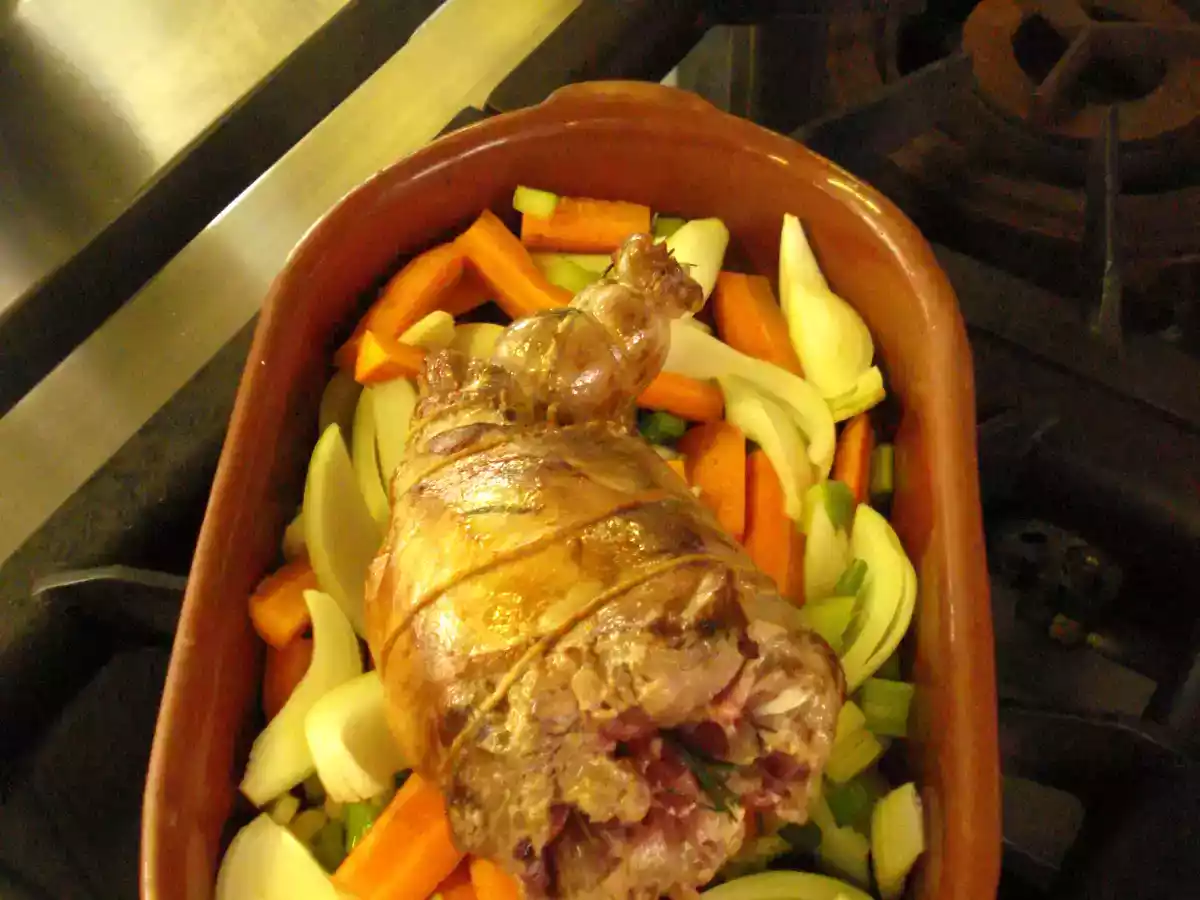 Pernil de cordeiro assado com molho de hortelã