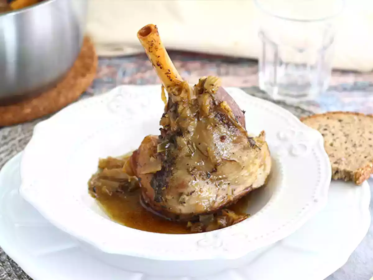 Pernil de cordeiro com mel e alecrim
