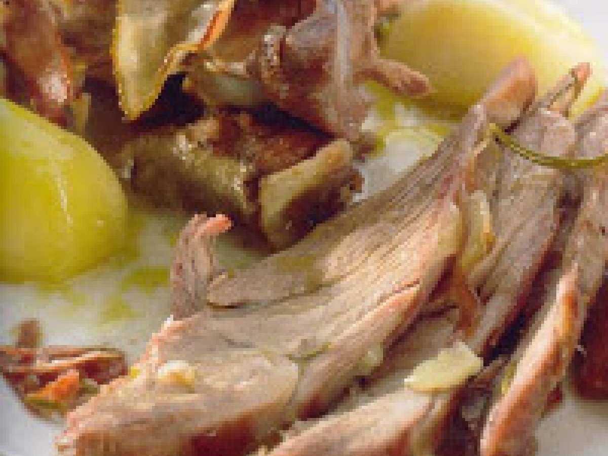 Peru com bacon e batatas