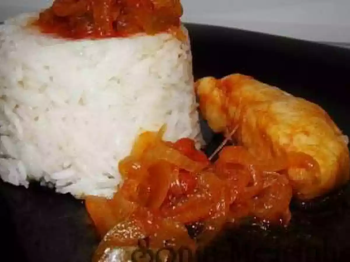 Pescada com cebola e molho de tomate