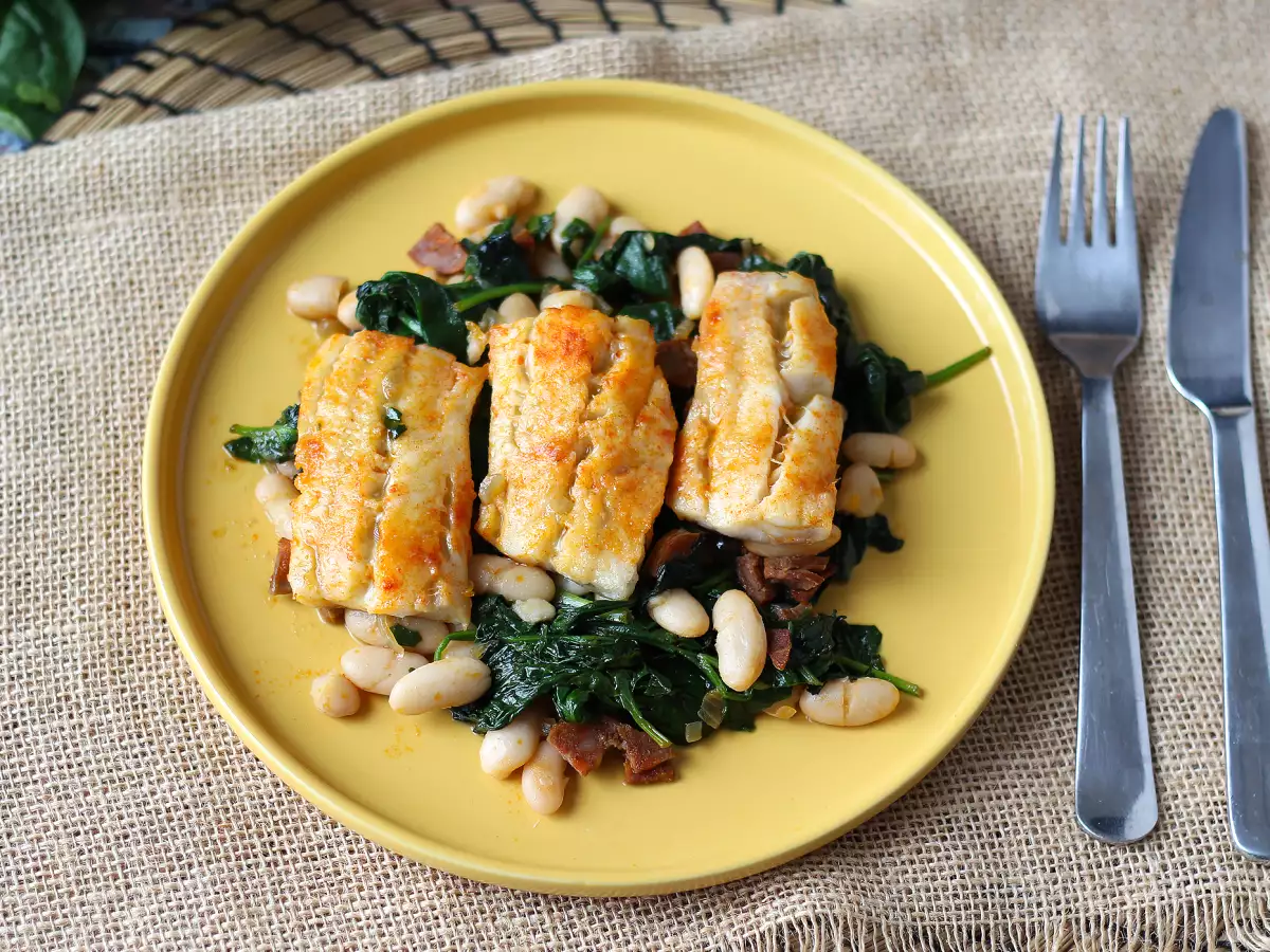 Pescada com feijão branco, espinafre e chouriço