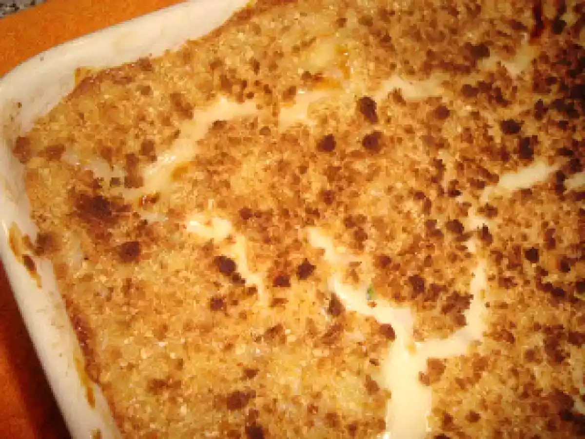 Pescada gratinada em cama de batata palha, com crosta de broa de milho