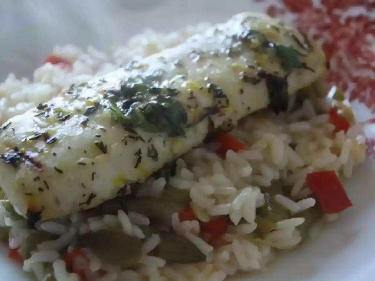 Pescada marinada acompanhada de arroz com legumes