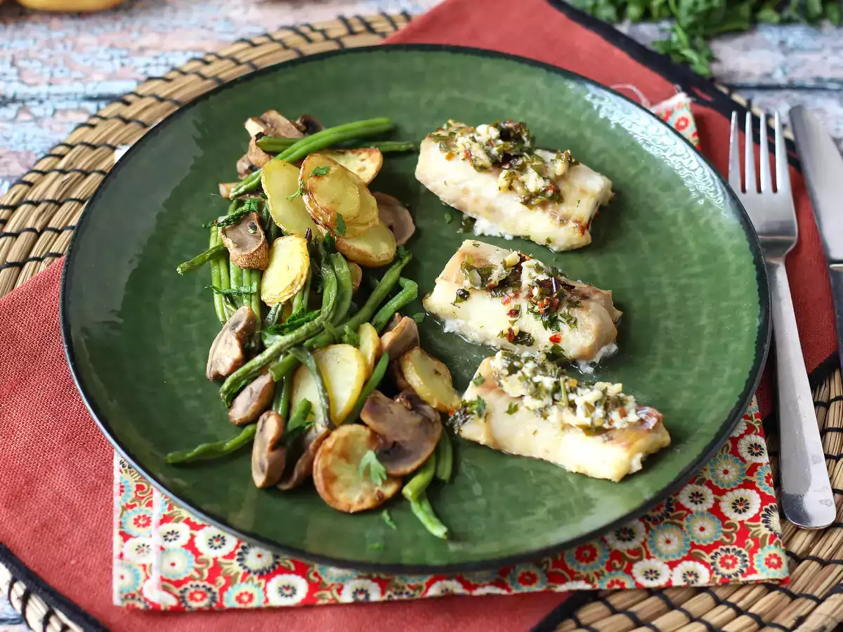 Pescada na Air Fryer com batatas, legumes e molho de vinho branco
