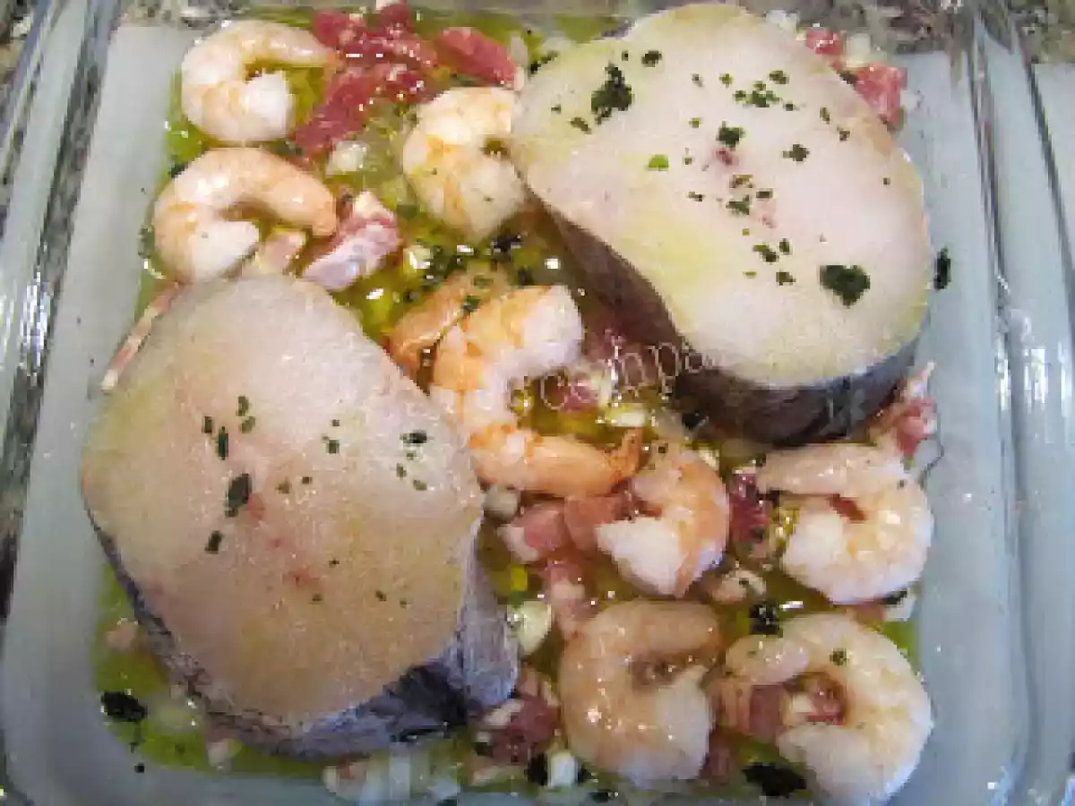 Pescada no forno guarnecida com camarões e coentros (ju)