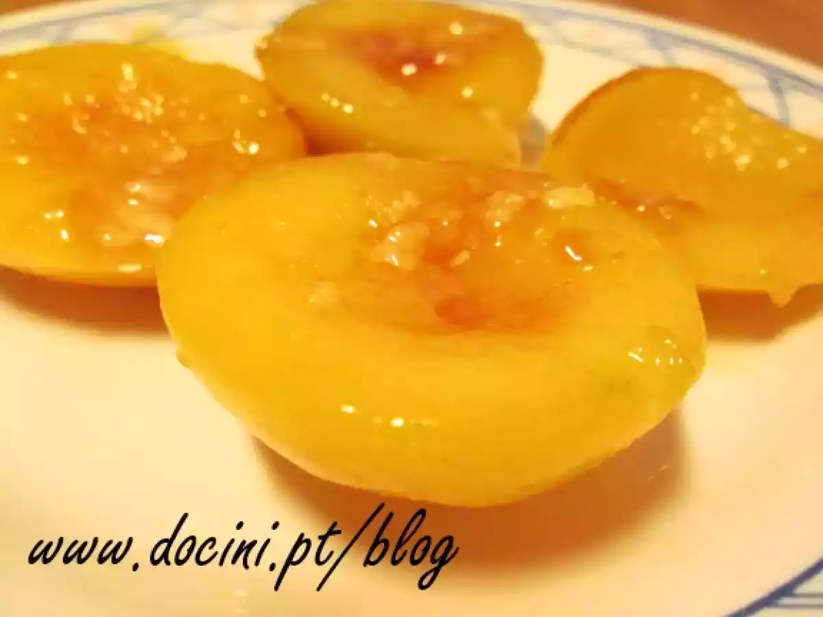 Pêssegos em Calda com Caramelo