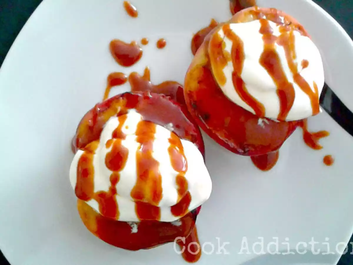 Pêssegos grelhados com caramelo e nata azeda