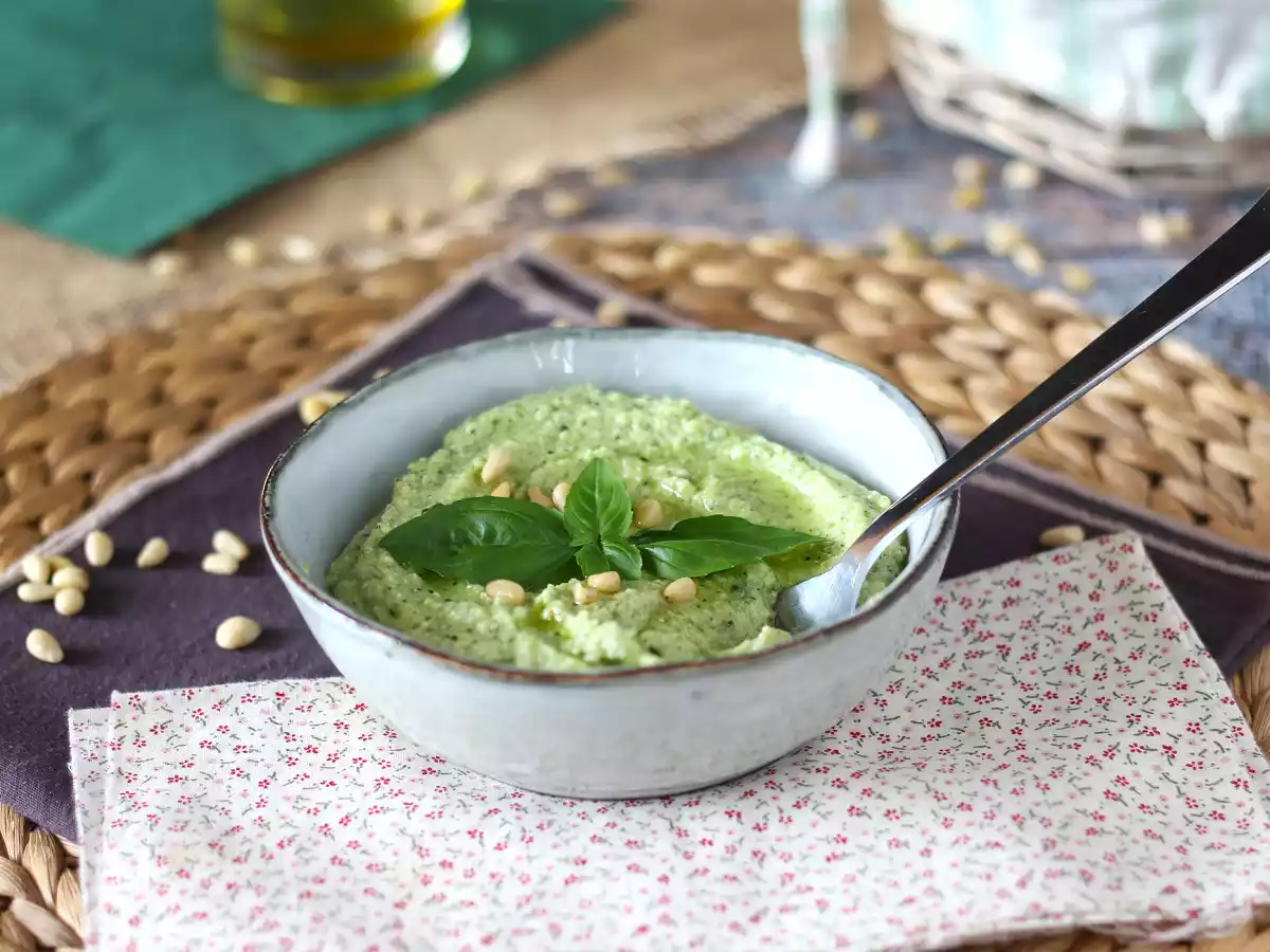 Pesto de curgetes (abobrinha), o molho saudável e sem cozedura (cozimento) - foto 5
