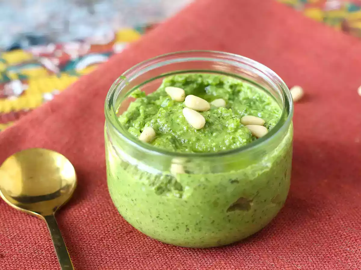 Pesto de rúcula fresco e cremoso em 5 minutos