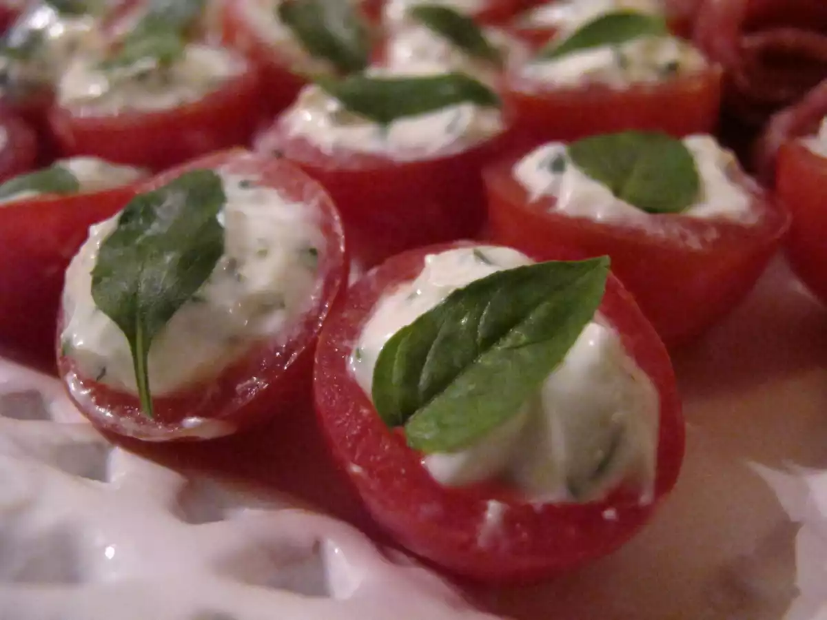 Petisco de Tomate Cereja, Cream Cheese e Manjericão