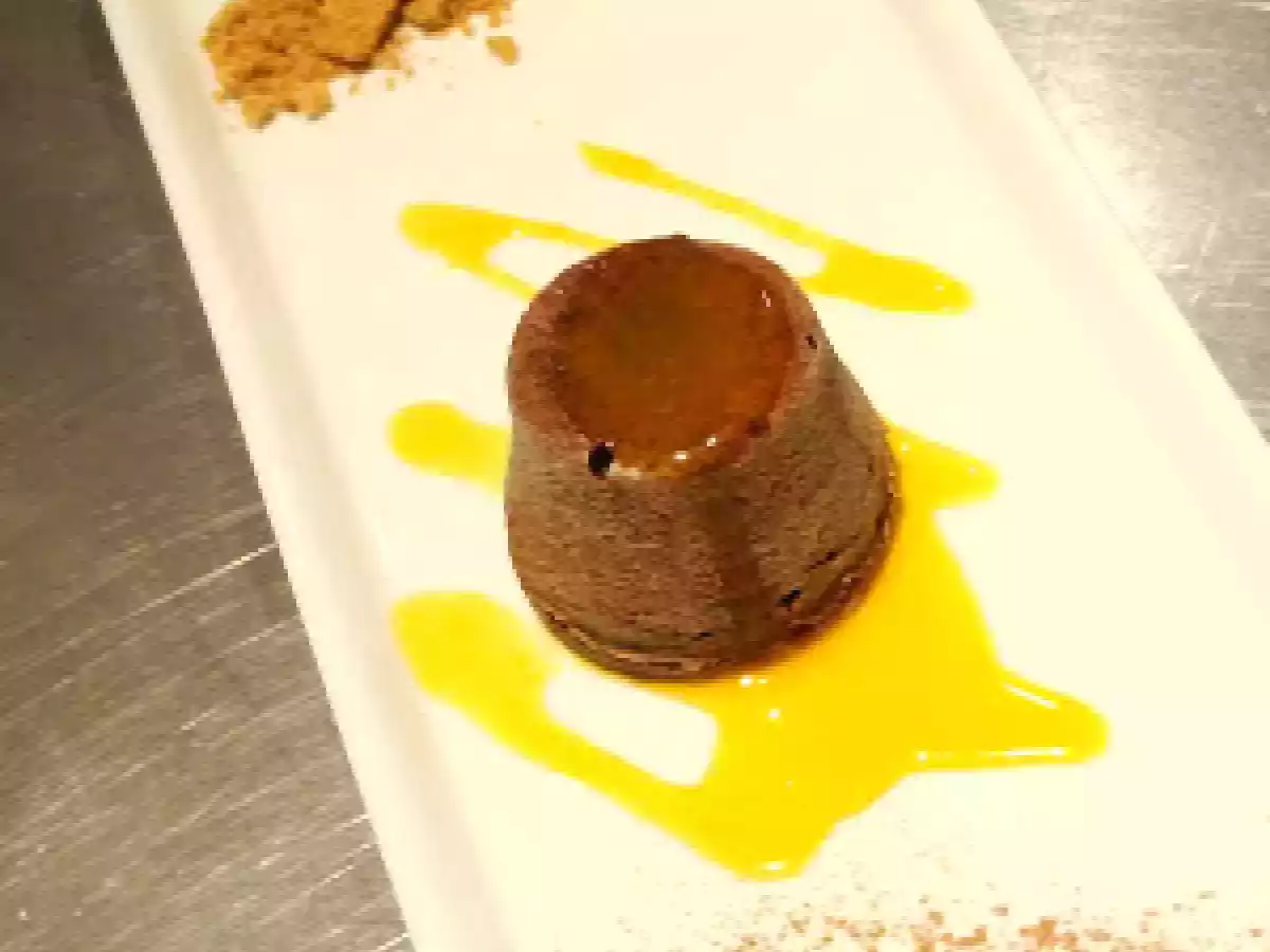 Petit Gateau com calda de maracujá e laranja