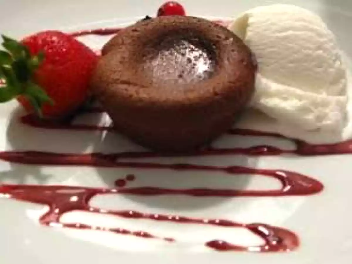 PETITS GATEAUX DE CHOCOLATE COM GELADO E MORANGOS