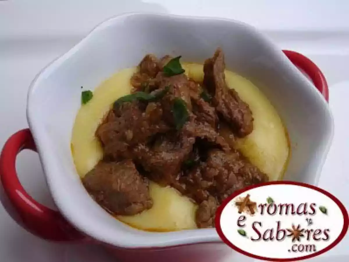 Picadinho com purê de banana