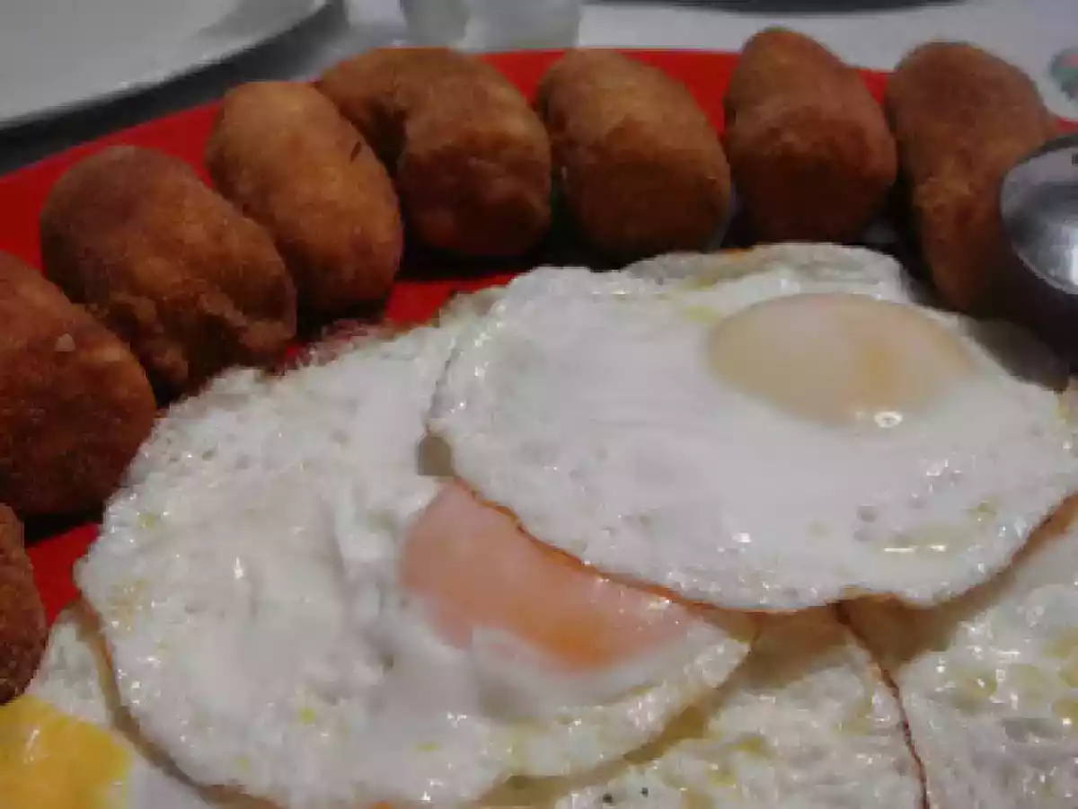 PICADINHO DE FILÉ MIGNON COM BANANA A MILANESA E OVOS FRITOS - foto 2
