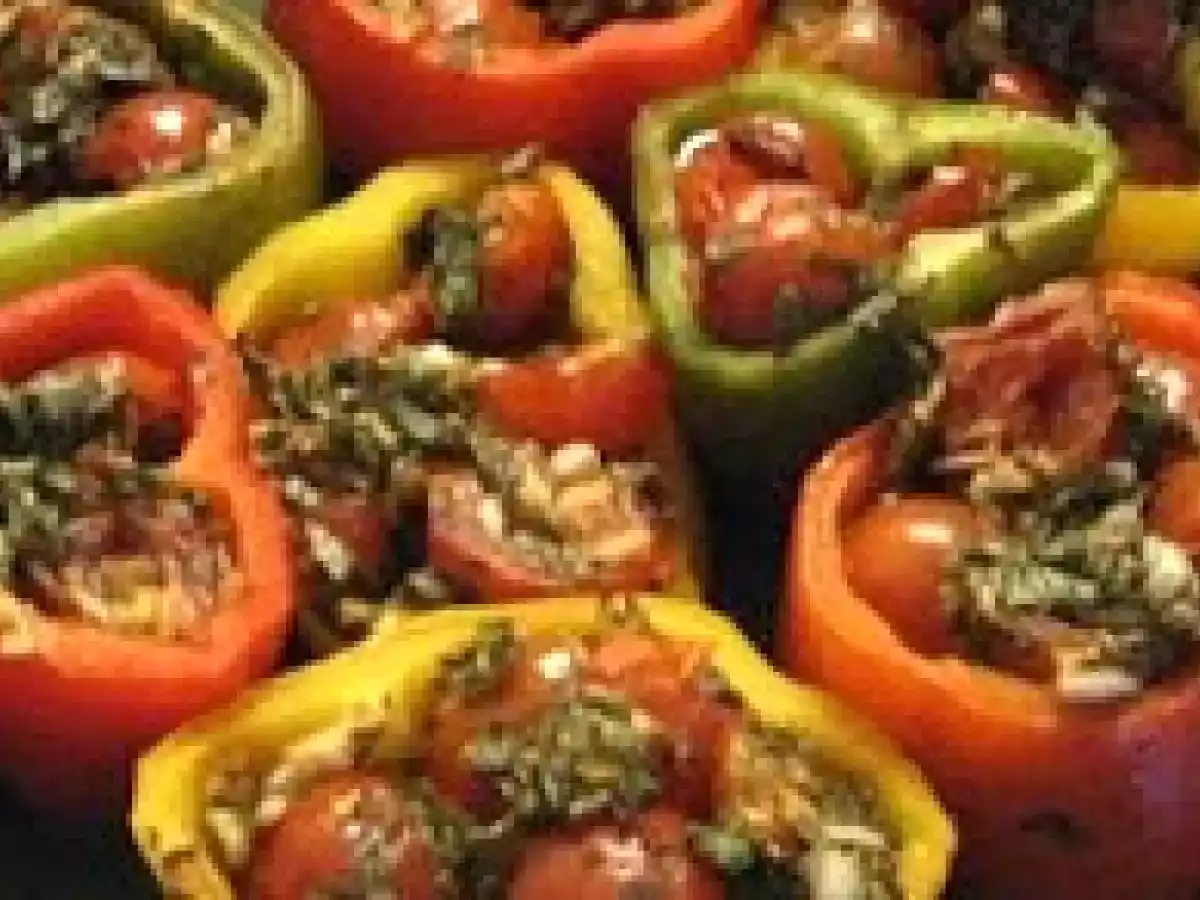 Pimentão Recheado com Tomate-Cereja, Alho e Manjericão (vegana)