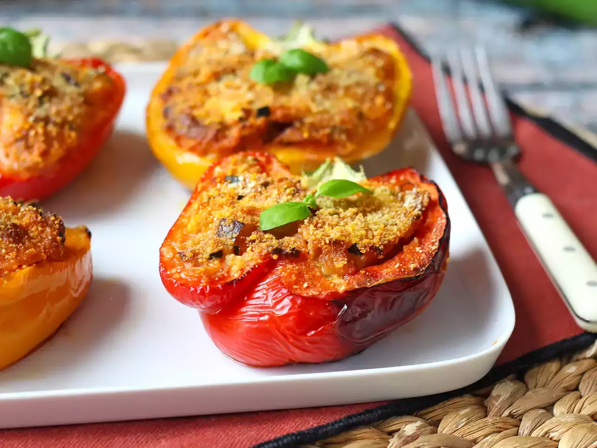Pimentões recheados vegetarianos com mussarela e legumes