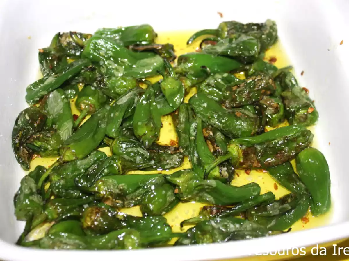 Pimentos padrão salteados em azeite e alho