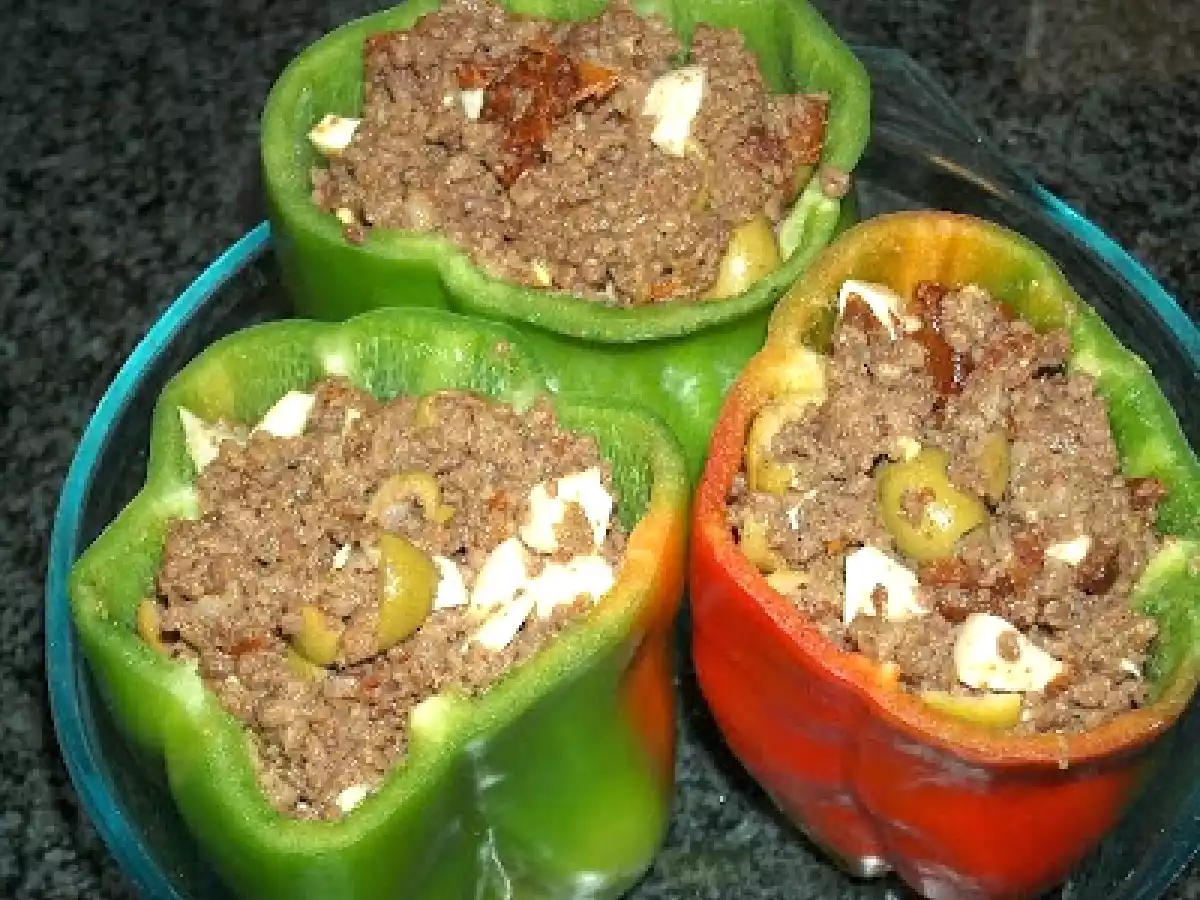 PIMENTOS RECHEADOS COM CARNE E TOMATES SECOS