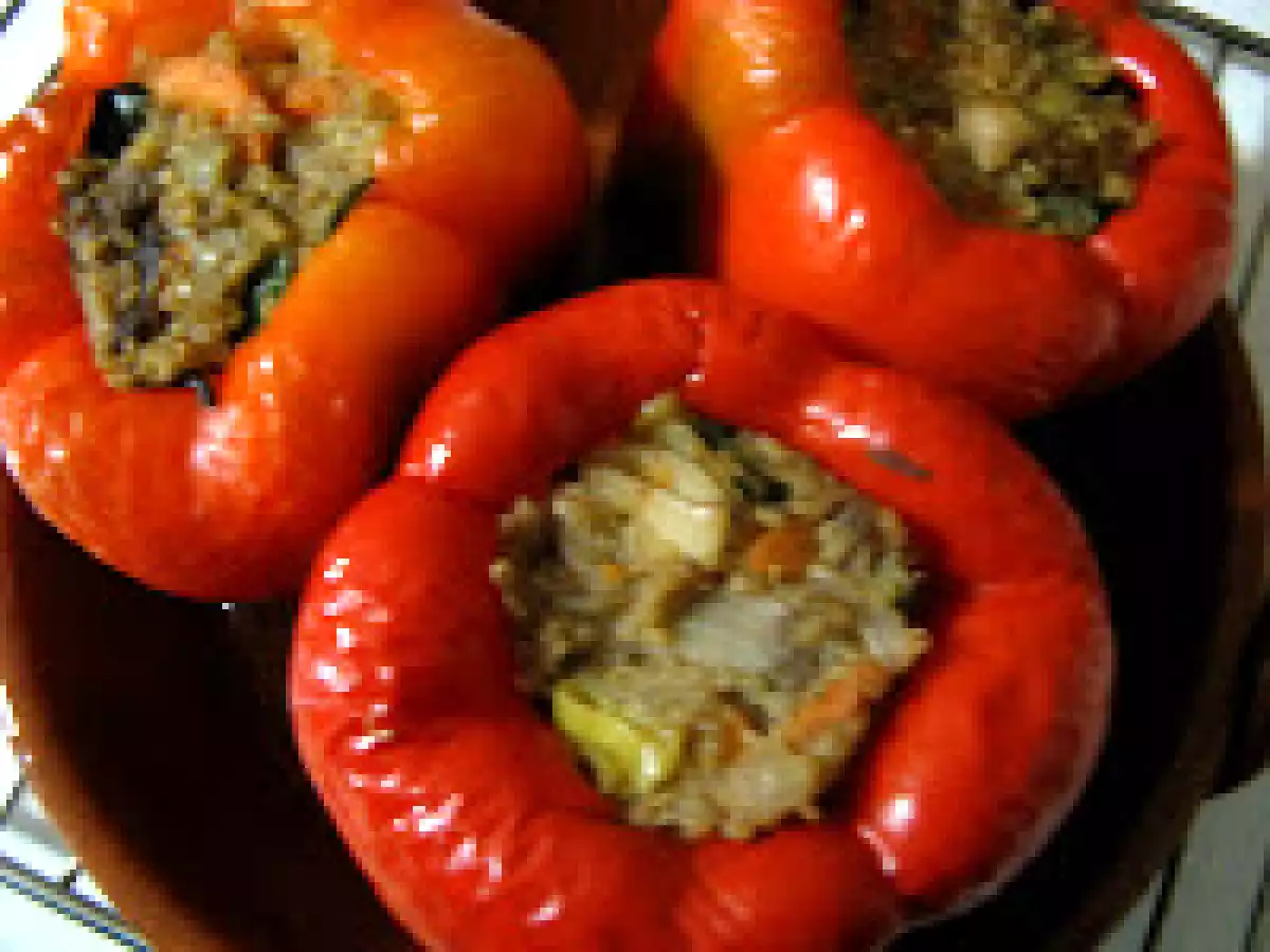 Pimentos recheados com legumes e quinoa