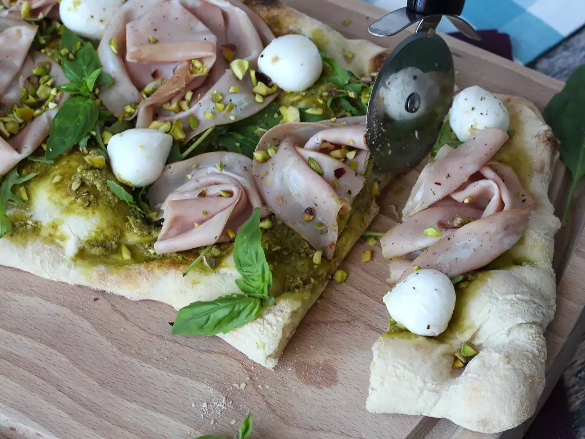 Pinsa com pesto e mortadela, pronta em 10 minutos! - foto 6