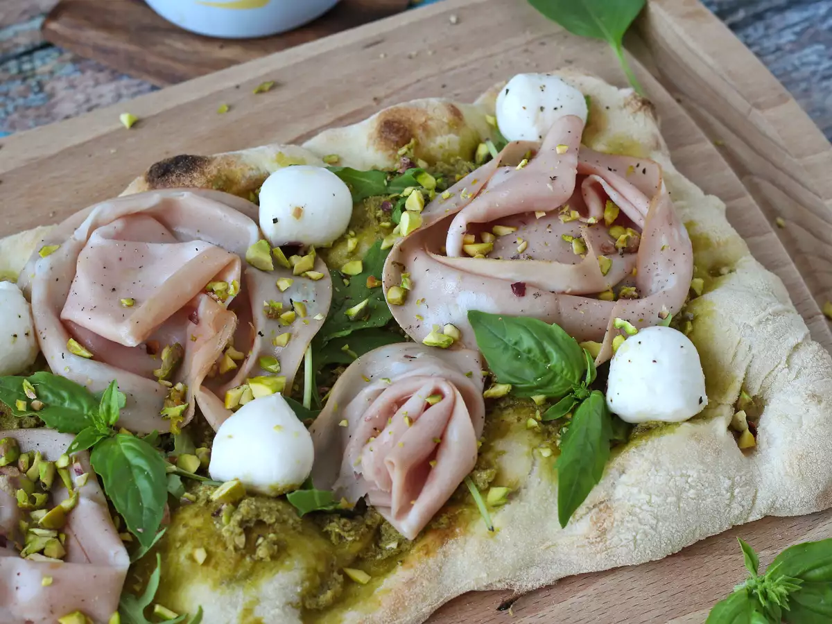 Pinsa com pesto e mortadela, pronta em 10 minutos! - foto 7