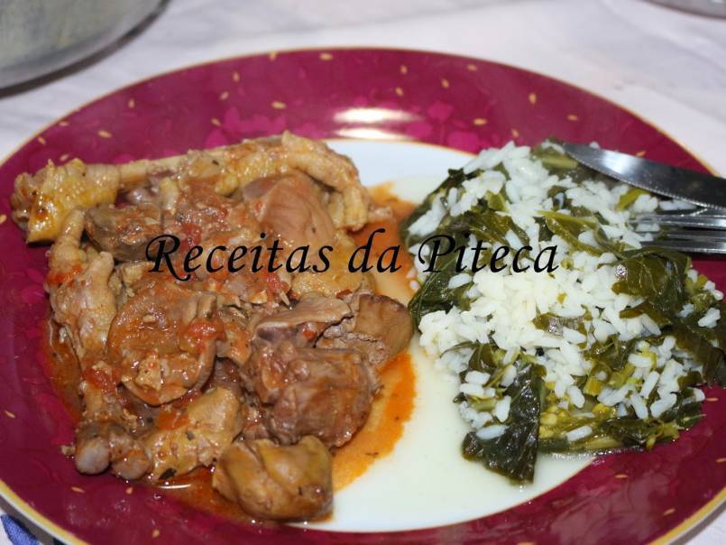 Pipis estufados com tomate em pedaços, manjericão e orégãos