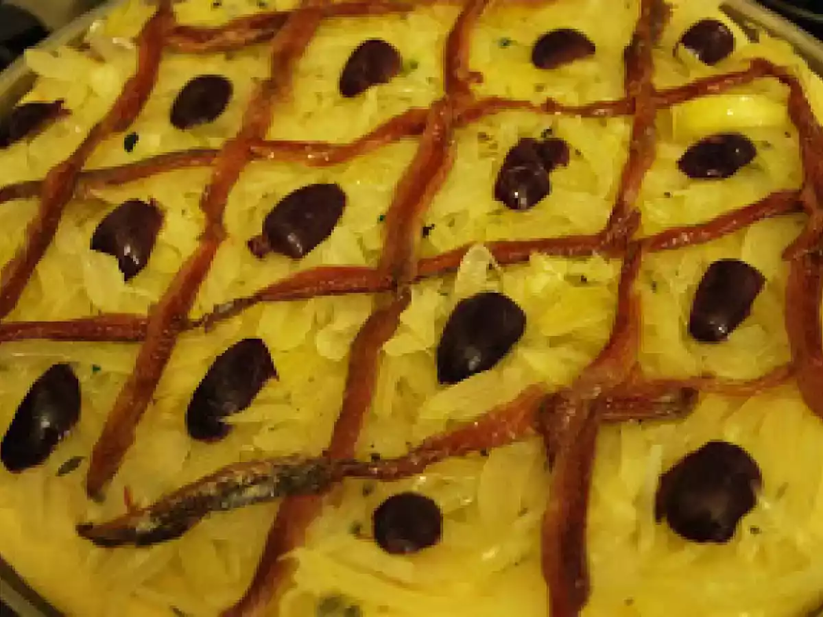 Pissaladière (Pizza com anchova, cebola e azeitona preta)