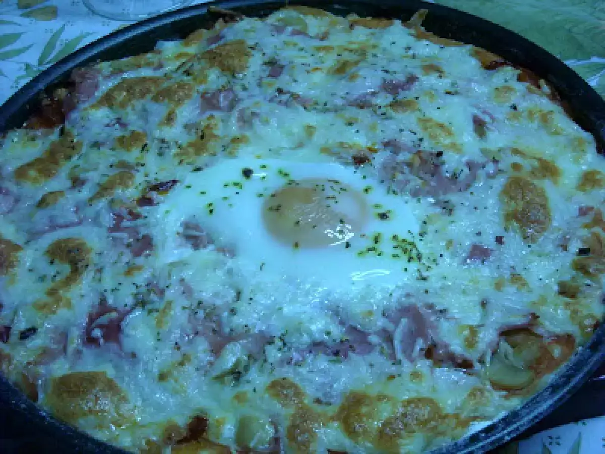 Piza de salsichas frescas e ovo
