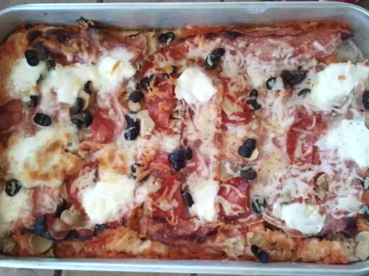 Piza no Forno a Lenha de Bacon, Chourição, Cogumelos, Azeitonas e Mozarela